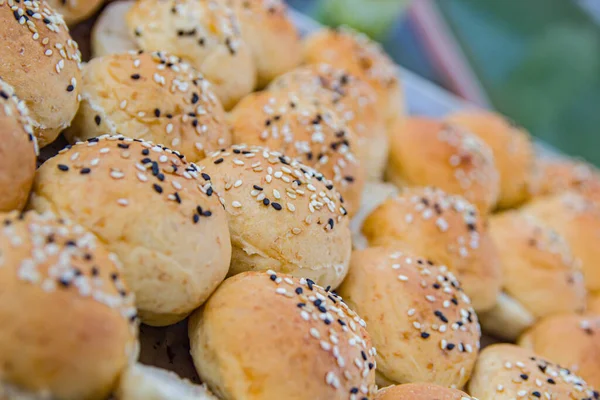 Lezzetli yuvarlak ekmek bir restoranda bir tabağı ısırır..