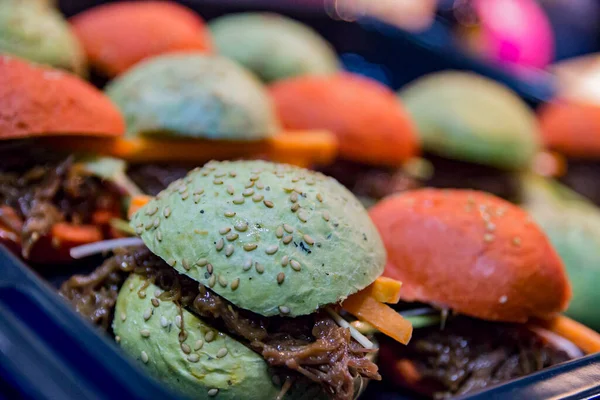 Hamburgerler, soslu, peynirli ve soğanlı renkli ekmekle sunulacak..