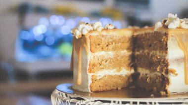 Kahve dükkanında ortaya çıkan havuçlu kek.