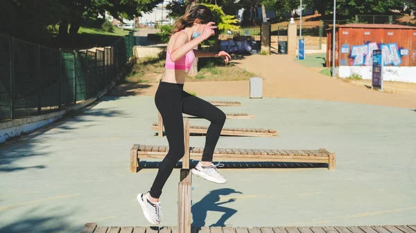 Covid virüsünden korunmak için dışarıda maskeli bir kız spor yapıyor..