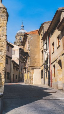 Bir ortaçağ şehrinin sokaklarından biri.