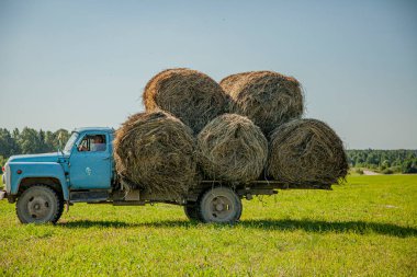Samanlık taşıyan eski bir araba.. 