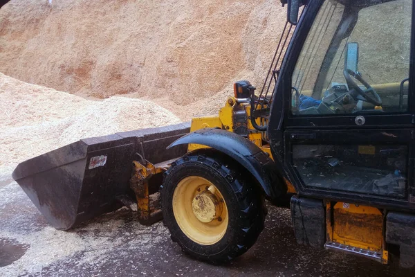 Tahta işleme tesisinde makineler.