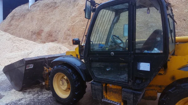 Tahta işleme tesisinde makineler.