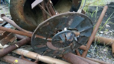 Hurdalıkta paslı metal yapılar