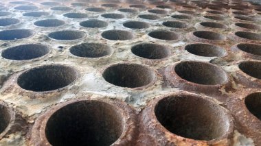 Hurdalıkta paslı metal yapılar