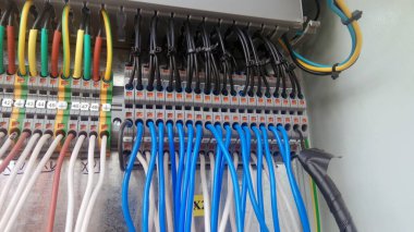 Teknolojik işlem kontrolü için kablolama ve değiştirme ekipmanları