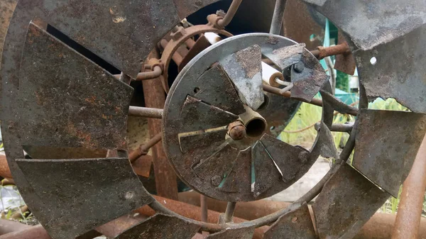 Rostige Metallkonstruktionen Auf Einem Schrottplatz — Stockfoto