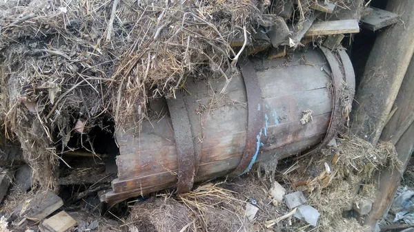 samandaki eski kırık fıçı