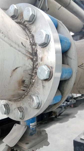 High pressure steel pipe connection