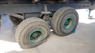 Bir çiftlik karavanının patlak lastiğinin yakın plan çekimi.