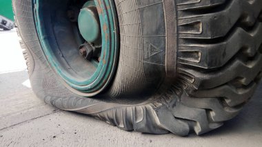 Bir çiftlik karavanının patlak lastiğinin yakın plan çekimi.