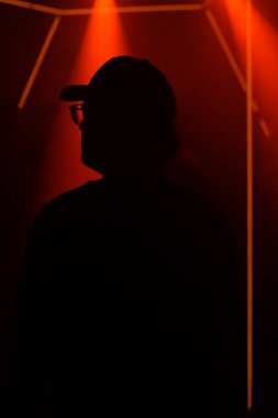 Tekno partideki adam.