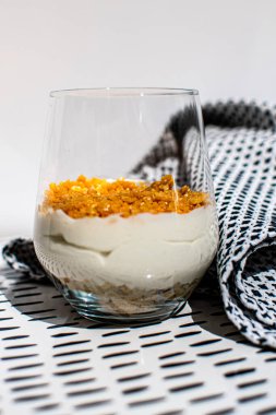 Karamelli ve fındıklı peynirli kek.