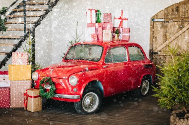 Eski arabanın çatısında hediye kutuları, Noel süslemeleri. 
