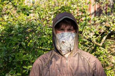 Ev yapımı yüz maskesi, el yapımı, COVID-19, koronavirüs, virüs.