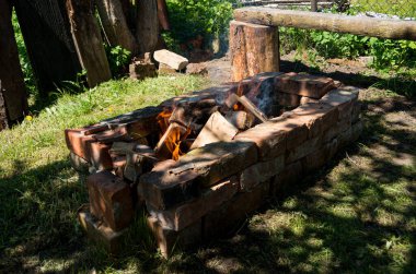 Kır evinde ev yapımı ızgara, yakacak odun, yangın var, soğuk.