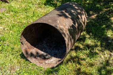 Tütsü evi için eski büyük bir pipo, yeşil çimenler.