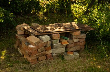 Fırın yüzeyi olan eski tuğla yığını, balık.