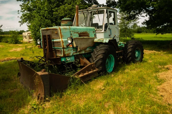 Vecchio Trattore Prato Verde Con Rimorchio Sullo Sfondo Natura — Foto Stock