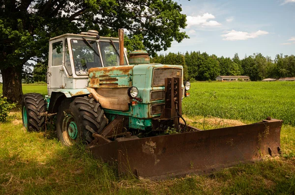 Oude Russische Trekker Met Een Lamp Band Groen Gras — Stockfoto