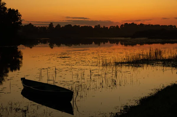 Barco Madera Por Noche Atardecer Orilla Del Río Cielo —  Fotos de Stock