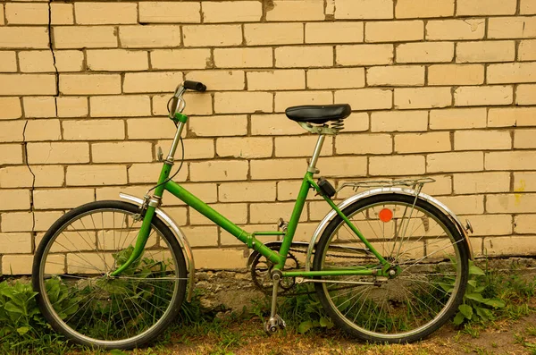 Green Old Retro Russian Folding Bicycle Background White Bricks Women — Stock Photo, Image