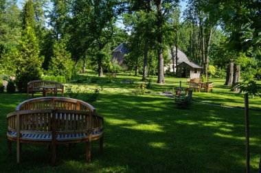 Güzel bahçe ahşap mobilyalar, eğlence, yeşil çimenler