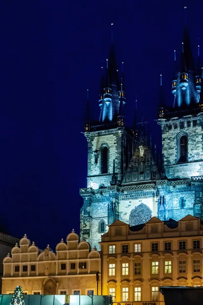 Prag Tjeckien Januari 2018 Upplyst Utsikt Över Gotiska Katedralen Spiror — Stockfoto