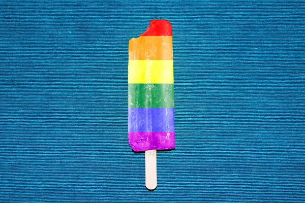 Dondurmayı mavi arka planda LGTBI renkleriyle ısır