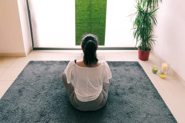 Mujer Sentada Suelo Relajándose Mirando Por Ventana Haciendo Ejercicios Meditación — Foto de Stock