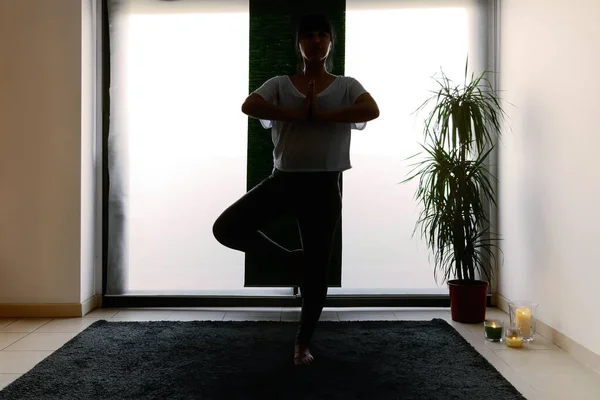 Silueta Retroiluminada Una Mujer Posición Yoga Con Plantas Velas — Foto de Stock