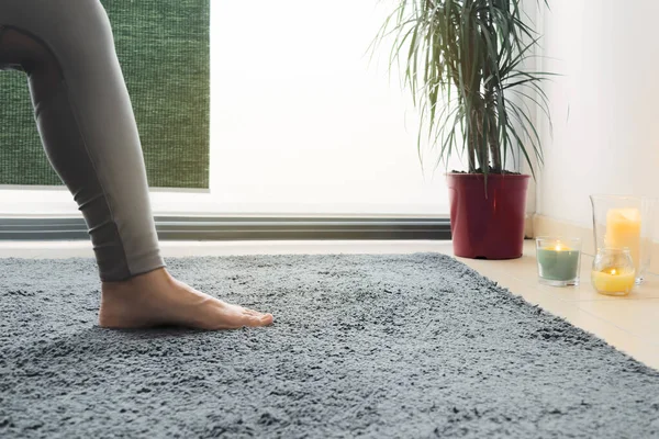 Detalle Las Piernas Las Mujeres Mallas Que Estiran Alfombra Delante — Foto de Stock