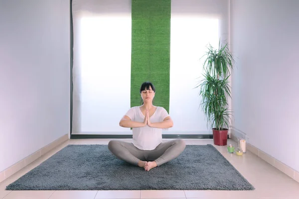 Mujer Con Las Manos Juntas Posición Yoga Meditando Delante Ventana — Foto de Stock