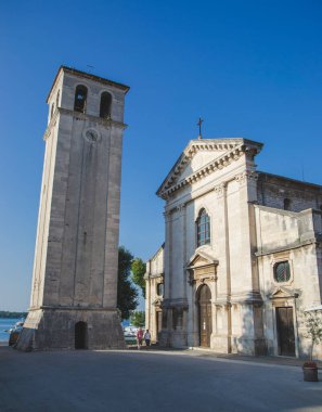 Hırvatistan 'ın Pula kentindeki antik kiliseler. Avrupa 'nın eski tarihi yerleri. Deniz kenarında katedraller ve tapınaklar olan turistik bir konsept. Antika binalar.