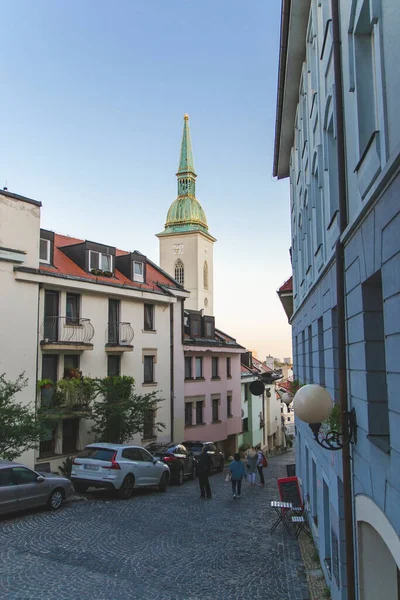 Paisaje Urbano Las Calles Bratislava Con Templo Iglesia Lado Izquierdo — Foto de Stock