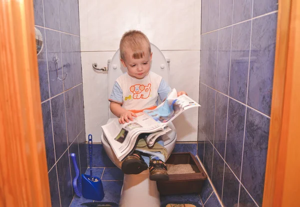 Kleine Grappige Jongen Die Kranten Leest Het Toilet Jongen Opent — Stockfoto