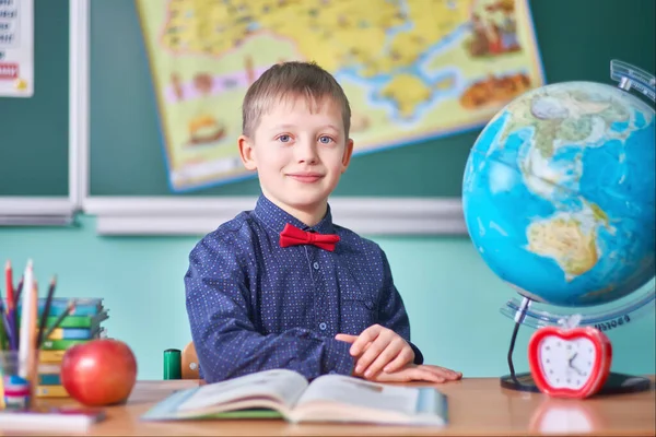 Портрет мальчика в школе с некоторыми украшениями — стоковое фото