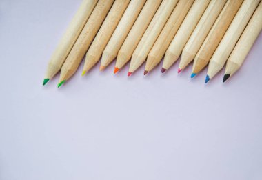 Renkli boya kalemlerinin resmini kapat