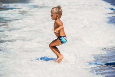 Çocuk dalgaların üzerinden atla