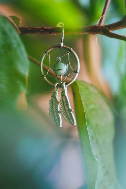 Yeşil arka planda rüya yakalayıcı