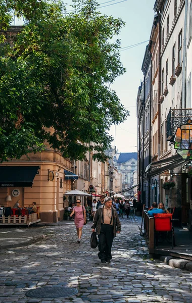 Lviv, Ucrania - 12 de septiembre de 2020: pequeña vista a la calle — Foto de Stock