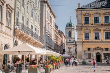 Lviv, Ukrayna - 13 Eylül 2020: küçük sokak manzaralı 