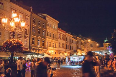 Lviv, Ukrayna - 12 Eylül 2020: küçük sokak manzaralı