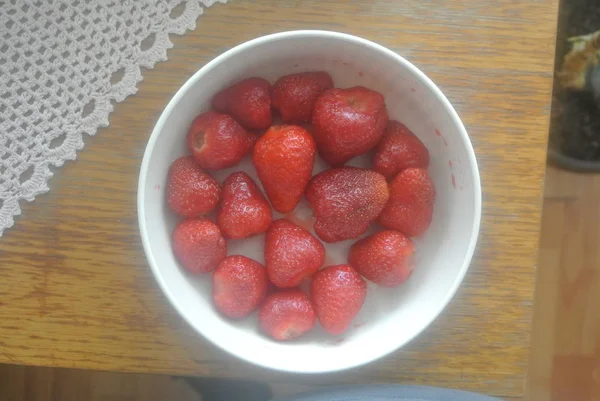 Φράουλες Ένα Πλαστικό Μπολ — Φωτογραφία Αρχείου