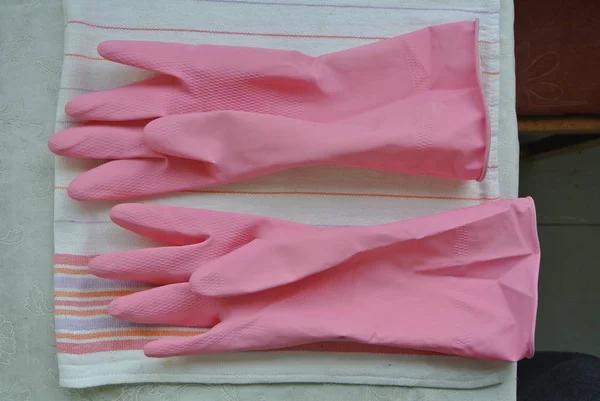 粉红色橡胶洗涤手套 — 图库照片