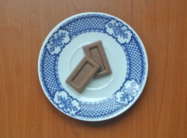 Zwei Stück Schokolade Auf Untertasse — Stockfoto