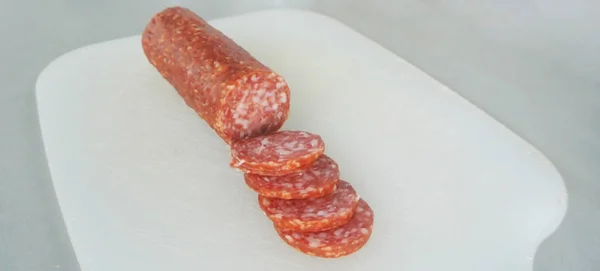 Saucisse Sèche Coupée Sur Table — Photo