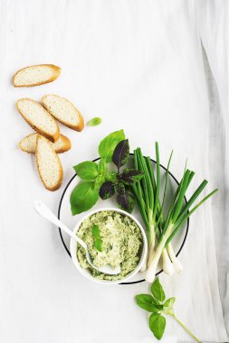 Yeşil sos taze bahçe mevsimlik otlar ve baharatlar, taze soğan ve alacalı fesleğen dayalı. Üstten görünüm