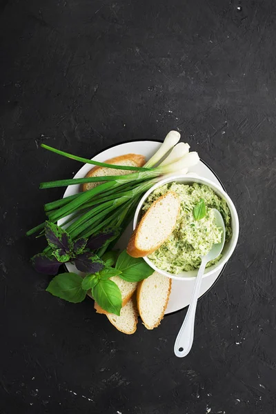 Groene Saus Basis Van Verse Tuinkruiden Seizoensgebonden Specerijen Lente Bonte — Stockfoto